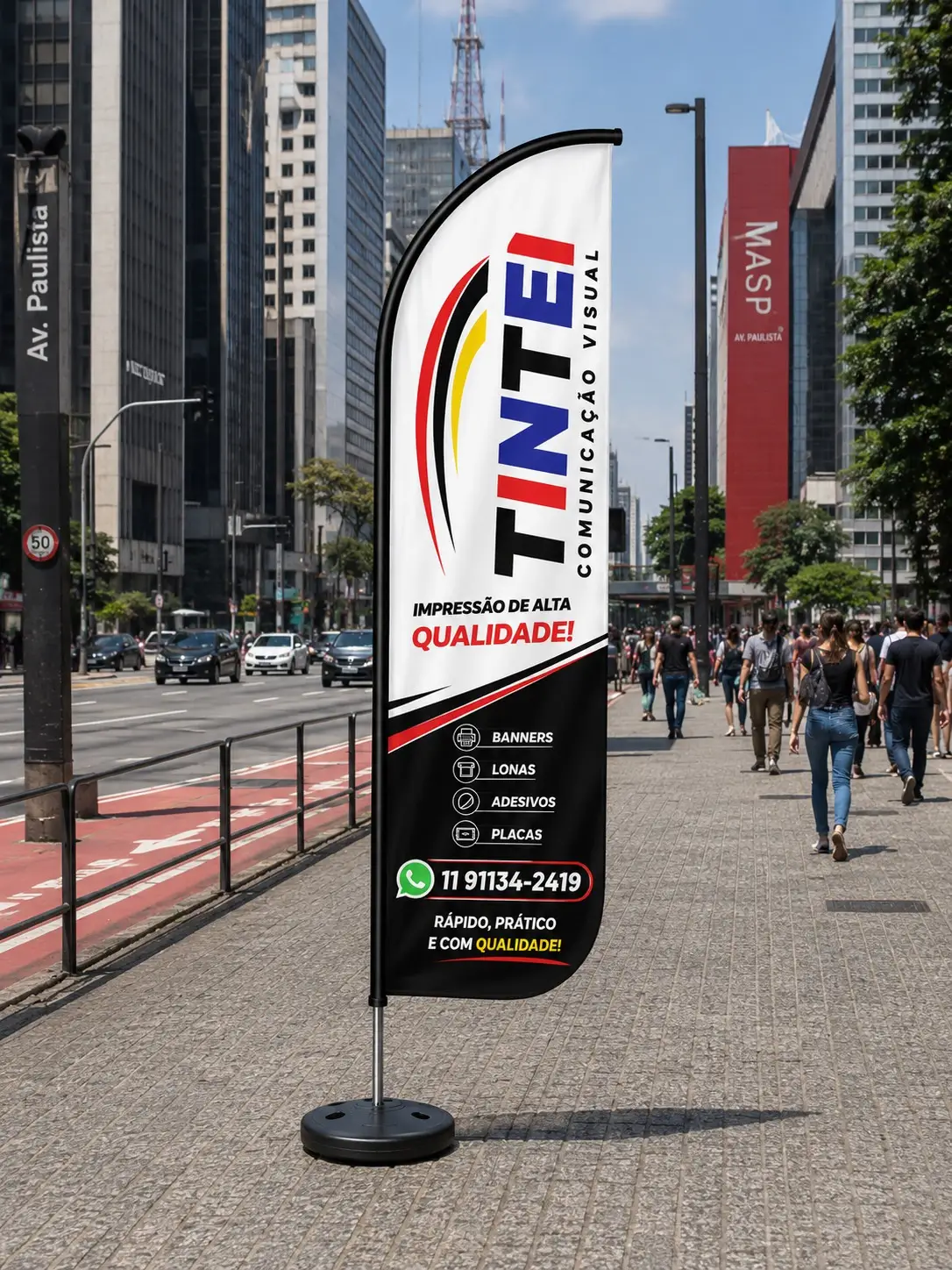 Wind banner da Tintei montado na calçada da Avenida Paulista, com impressão de alta qualidade